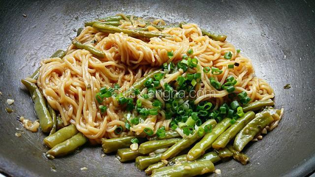 最后加入葱末、味精炒匀，淋入香油即可。