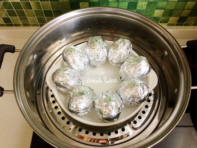 依次处理好所有鸡蛋，盛入容器码放确保不会倾倒，放入蒸锅，中小火蒸制50分钟至1小时；
