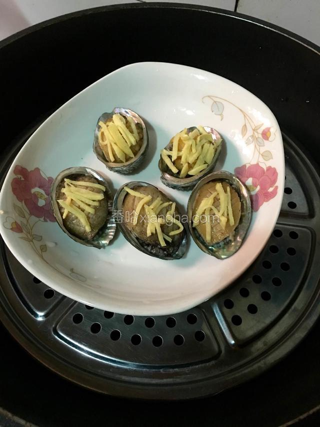 每个铺上姜丝，锅里下适量的水放上去大火烧开，中火蒸10分钟