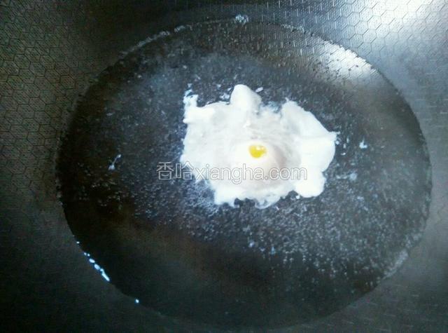 锅中烧水，水开后打入鸡蛋（中火，火不要太大了，会把鸡蛋冲散）