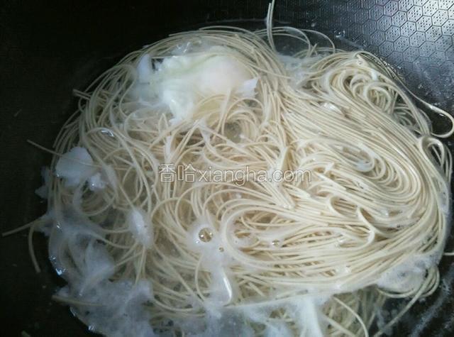 煮至鸡蛋凝固放入面条