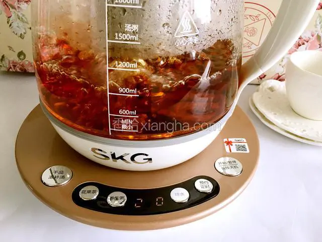 红茶煮开，当红色指示灯按钮跳掉后，再开启，重复几次。