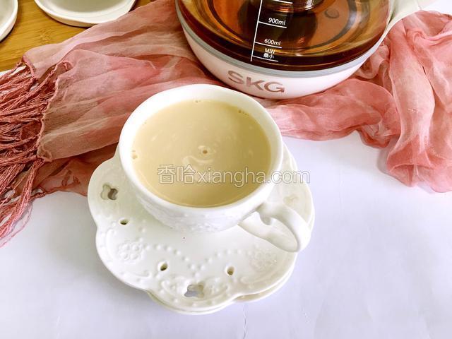 养生壶抬高，把煮好的红茶水撞入放了三分之一淡奶及适量蜂蜜的奶茶杯中即可。香浓润滑！