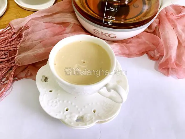 养生壶抬高，把煮好的红茶水撞入放了三分之一淡奶及适量蜂蜜的奶茶杯中即可。香浓润滑！
