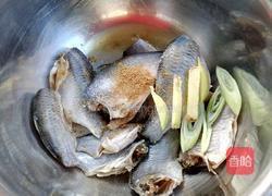 炸小鲫鱼的做法图解2