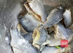 炸小鲫鱼的做法图解4