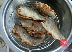 炸小鲫鱼的做法图解7