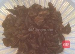 洋葱炒木耳的做法图解1