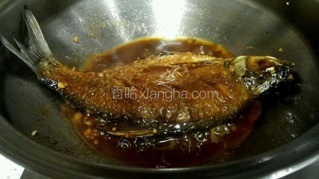加入料酒、生抽、耗油、醋、蕃茄酱和适量冷水，大火烧开，小火炖煮15分钟，中途翻一次面