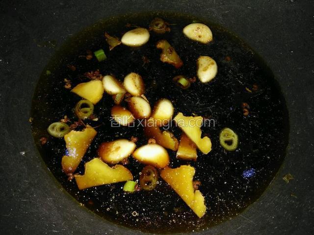 倒入碗汁：老抽，生抽，料酒，陈醋，白糖，盐，味精烧开