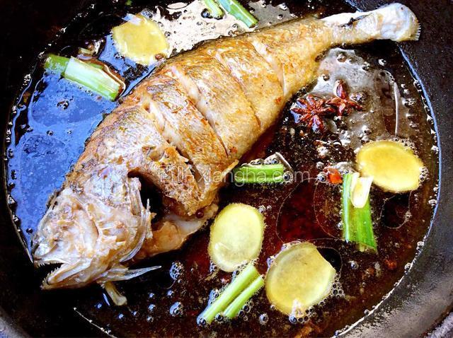 煎好鱼后，倒入锅中1小碗水，放入调料,加盐、白糖、料酒、米醋，小火焖三十分钟