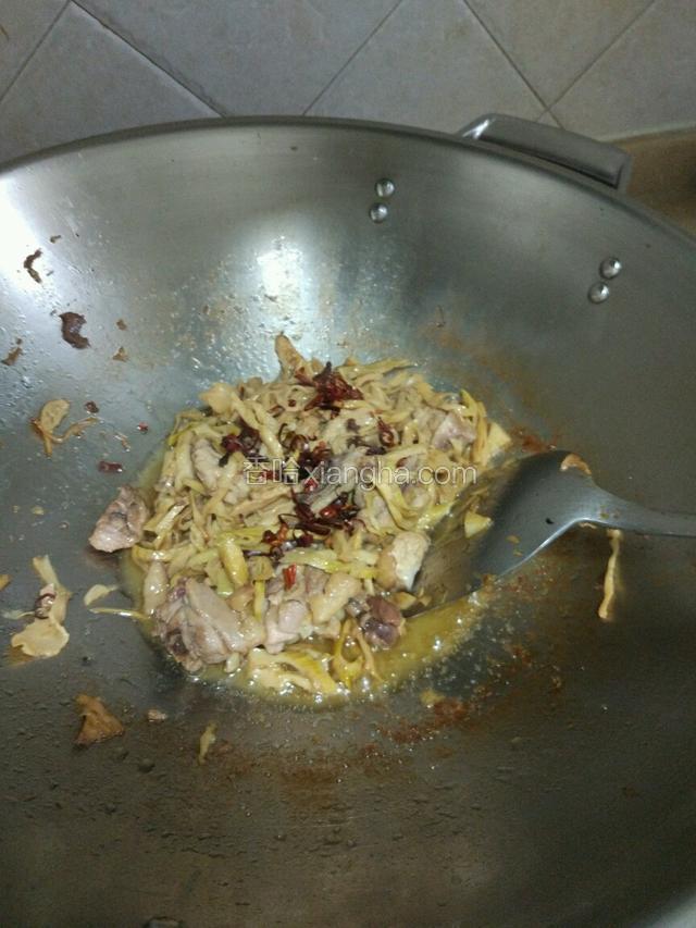水快干了，放适量的干红辣椒，鸡精，盐，翻炒均匀，收汁！