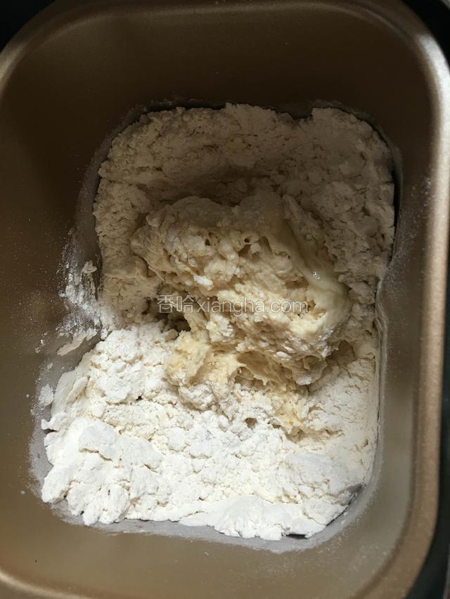 除黄油外所有材料放入面包桶里