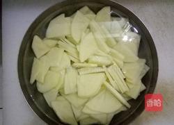 土豆片炒肉的做法图解1