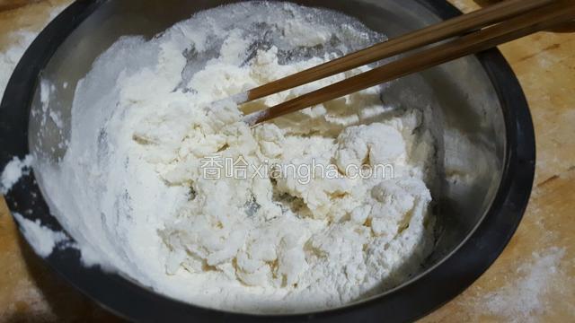 面粉用开水烫一下揉成面团！