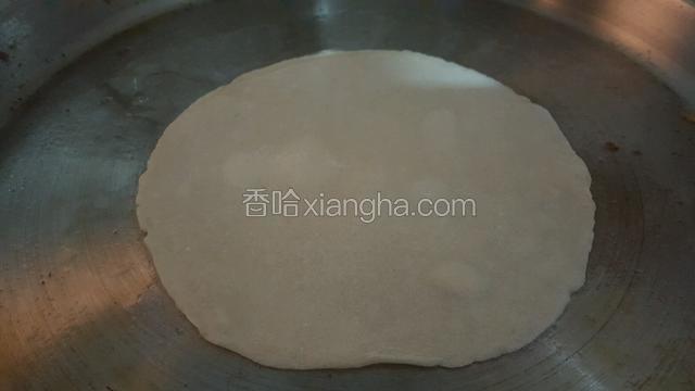 用电煎锅，把饼放进去，两面有鼓起来的气泡就是熟啦！