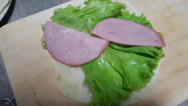 把熏肉放在生菜上面！