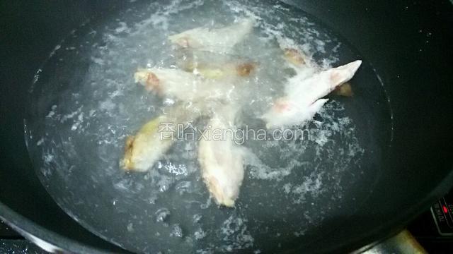 鸡尖冷水下锅  大火煮开