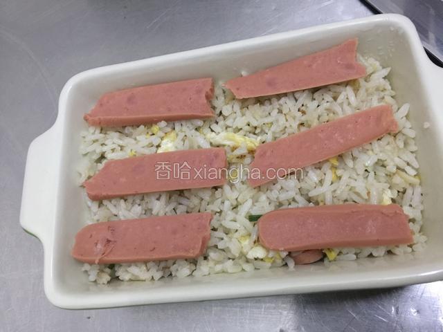 火腿切条片.摆放米饭上面