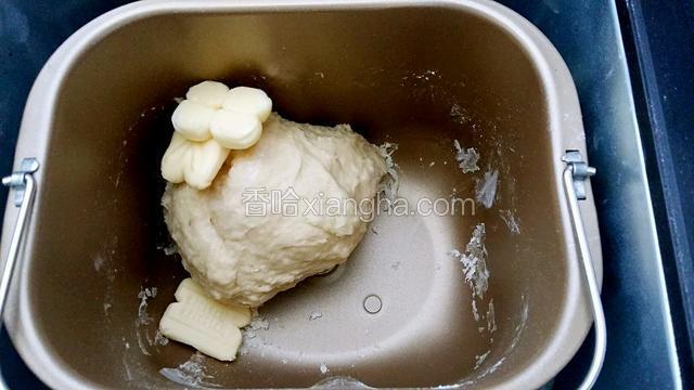 揉面成型时加入黄油