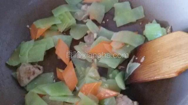 下入青笋翻炒，加入少许盐，蚝油调味即可出锅