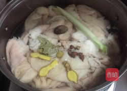 粉蒸肥肠的做法图解1