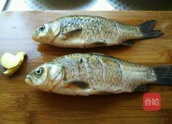 蕃茄鲫鱼汤的做法图解1