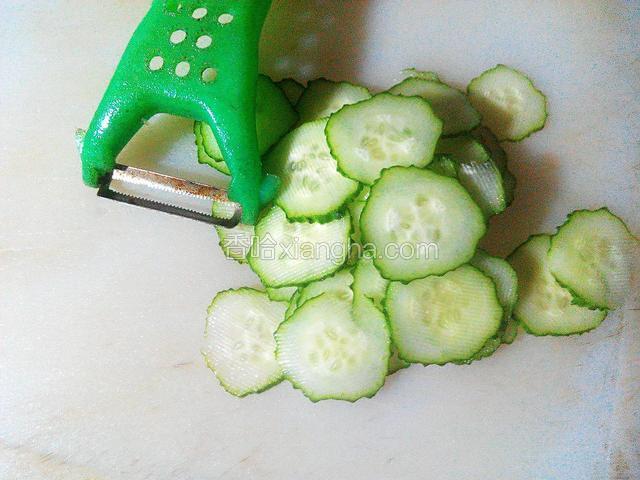 用工具擦成薄片