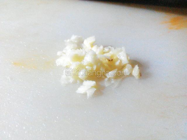 将蒜剁碎，越碎越好