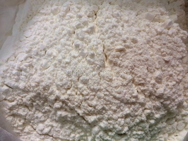 将少许白糖、酵母放进面粉里、用筷子搅拌均匀。水慢慢倒入混合