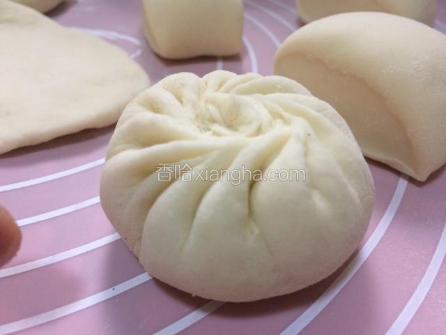 给面团排气后分割成小块。包上自己喜欢的馅料