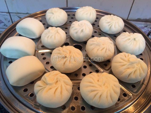 整形好的包子馒头。继续醒发30分钟左右。冷水上锅蒸、时间主要看你做出成品的大小。我这个水开后计时10分钟左右