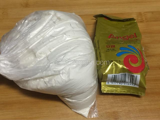 准备好酵母粉和面粉