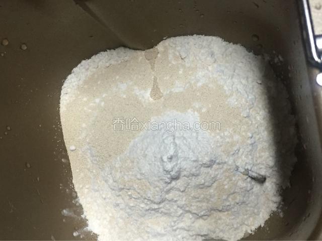 面粉，酵母，砂糖放入盆中