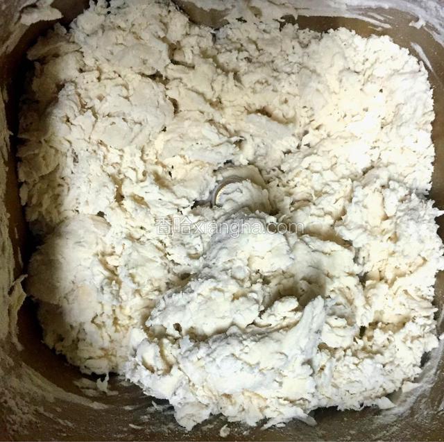 慢慢加入水搅打到看不到明显干面粉的絮状