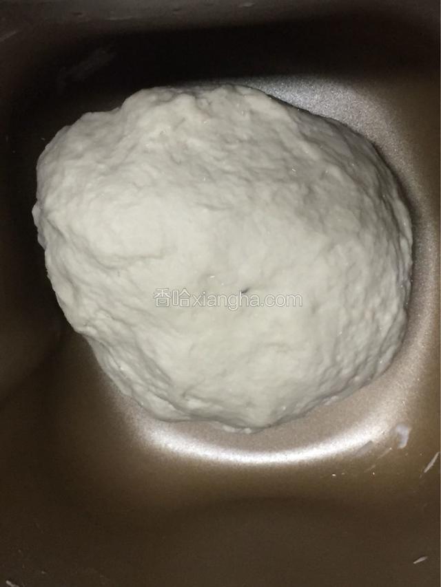 面团揉光滑，盖上保鲜膜或者拧干水的毛巾发酵到两倍大，揉好的面团是下垂的，像耳垂一样软的