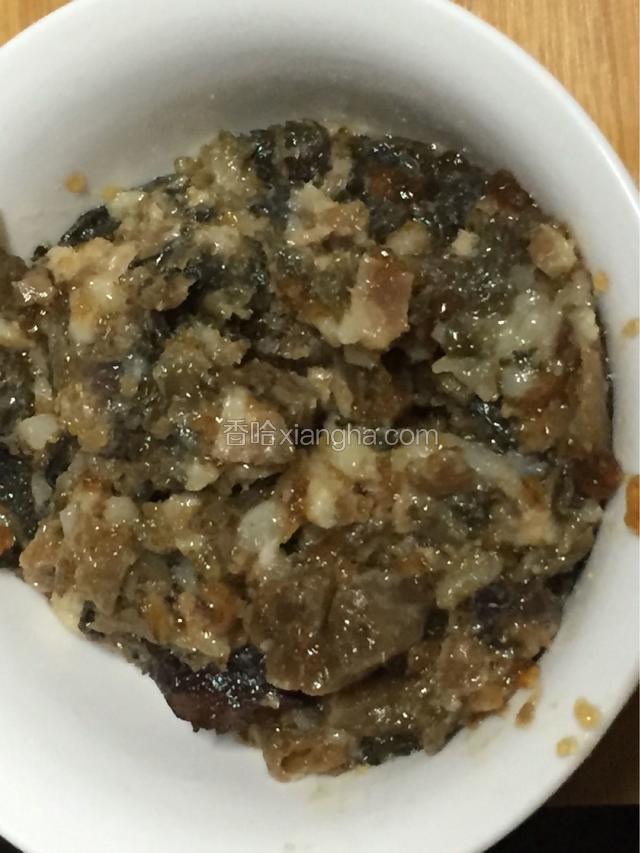 面团发酵的时候准备好梅菜扣肉，剁细（梅菜扣肉的做法在咸烧白的食谱里面）