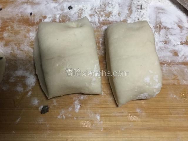 面团取出揉搓排气，盖上保鲜膜静置十分钟。搓成长条，切成大小均匀的小剂子