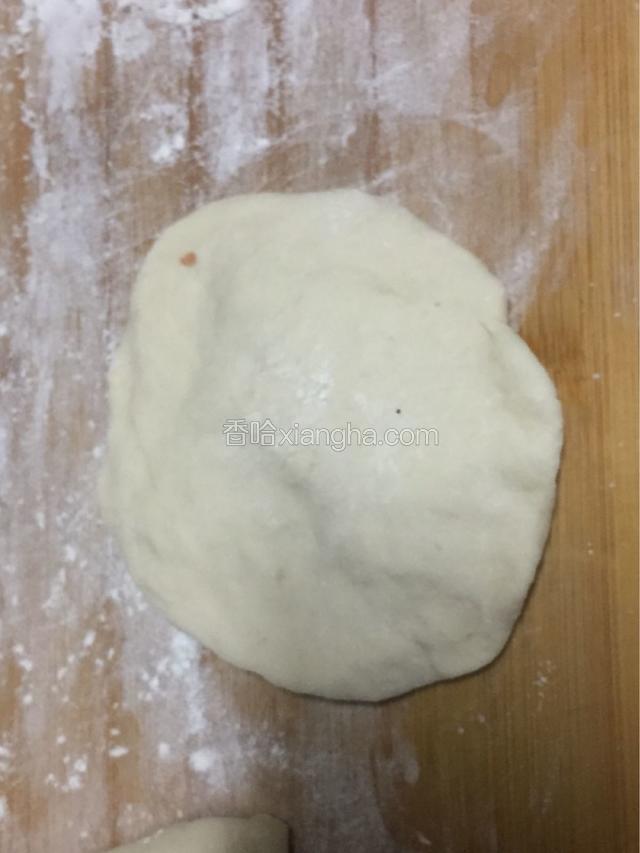 擀成中间厚两边薄的皮