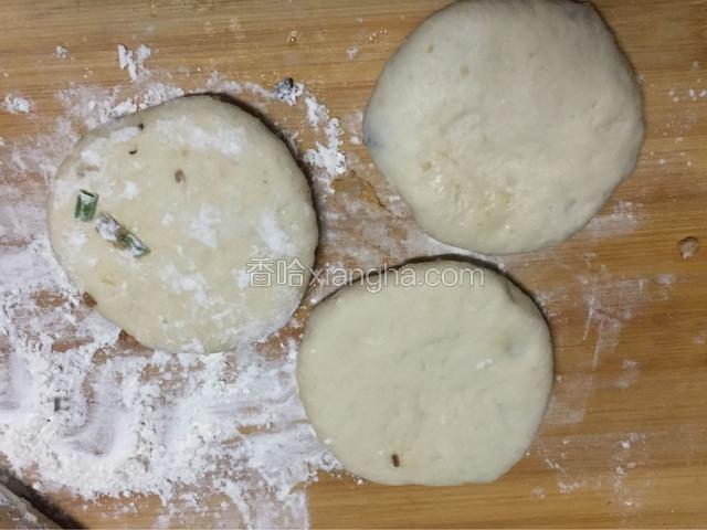 翻过来，把皮再擀圆，醒面10分钟