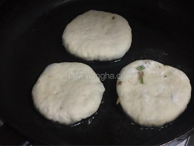 锅里烧少许油，油热了放入饼，中火把两面煎熟