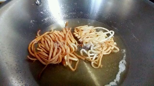约两分钟炸至金黄捞出。