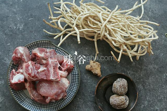 准备好材料，鱼腥草清洗干净备用。