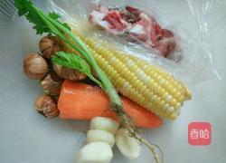 红萝卜排骨玉米汤的做法图解1