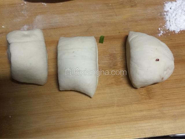 面团取出，揉搓排气，盖上保鲜膜醒面10分钟。面团搓长条，分成大小均匀的小剂子