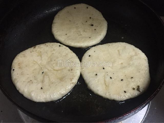 锅里烧少许油放入饼，调中火