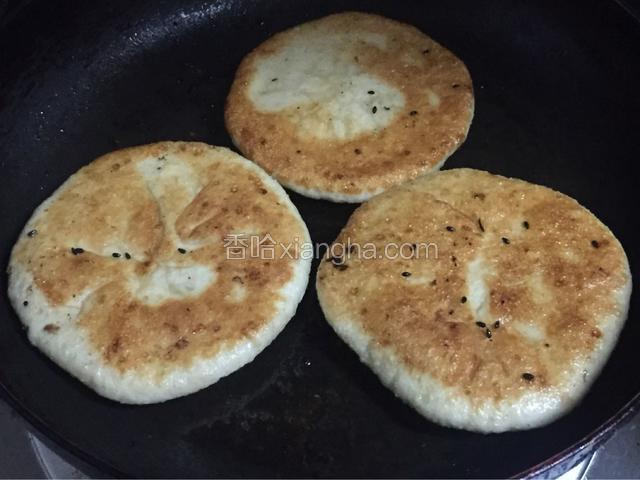 一面煎好了翻过来，煎另外一面