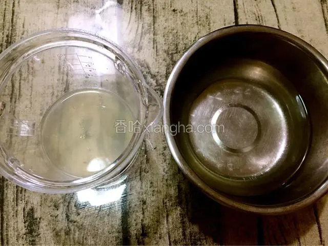 柠檬汁和晾温冰糖水备好