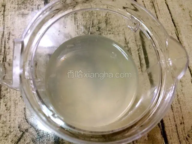把冰糖水倒入柠檬汁中混合