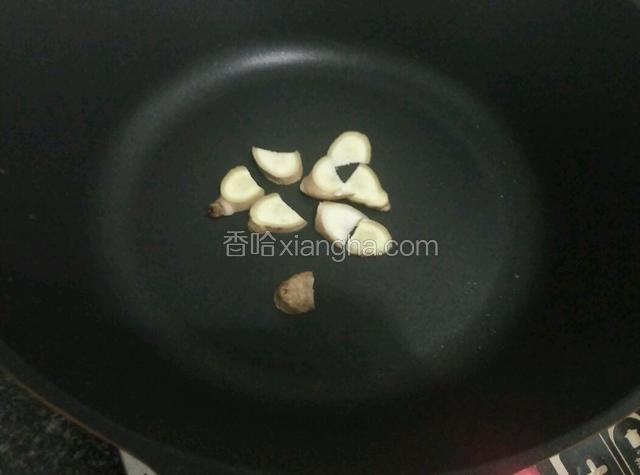 先用姜片炝锅